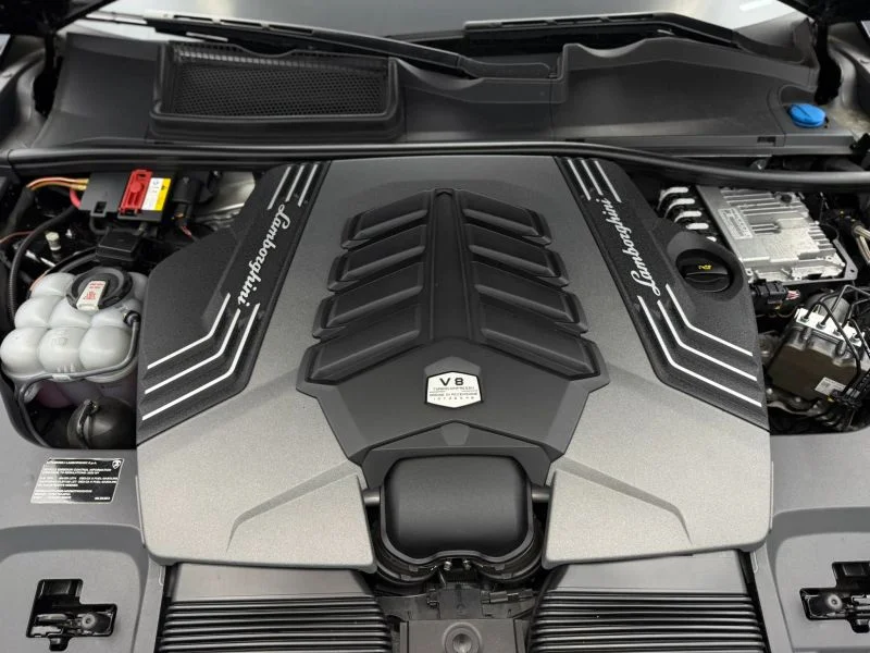 Used 2022  Lamborghini Sport Utility 4D image 30