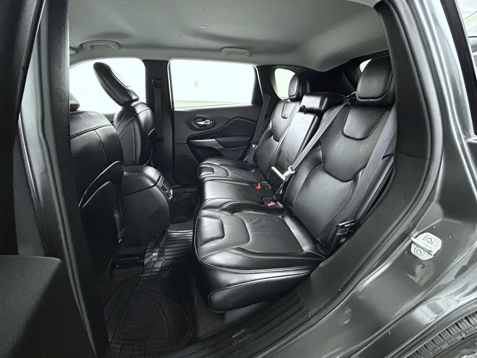 Used 2022 Gray Jeep Latitude Lux image 19