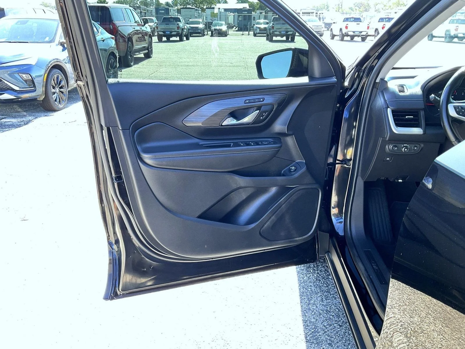 Used 2024 Black GMC SLT image 9