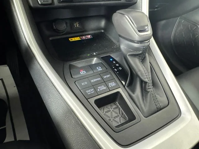 Used 2024 Pearl Toyota XLE Premium image 17