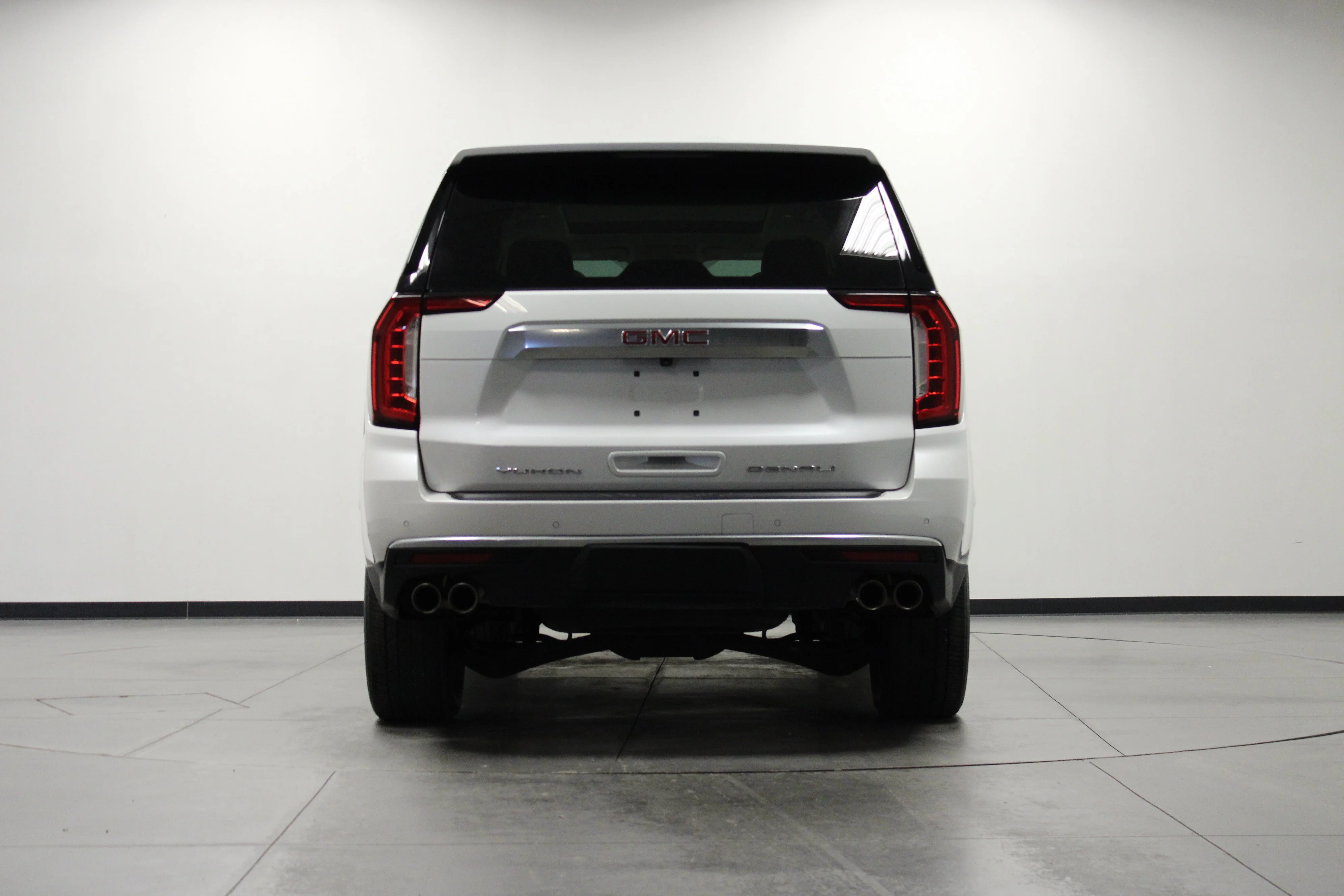 Used 2024 White Frost Tricoat GMC Denali image 5