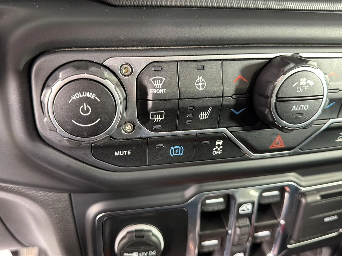 Used 2022 High Velocity Clearcoat Jeep Unlimited Sahara image 40