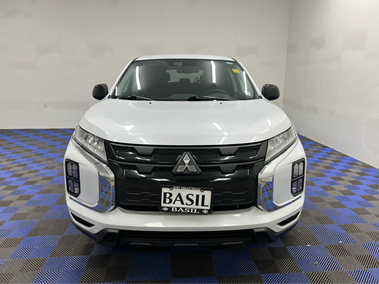 Used 2023 White Diamond Mitsubishi LE image 2