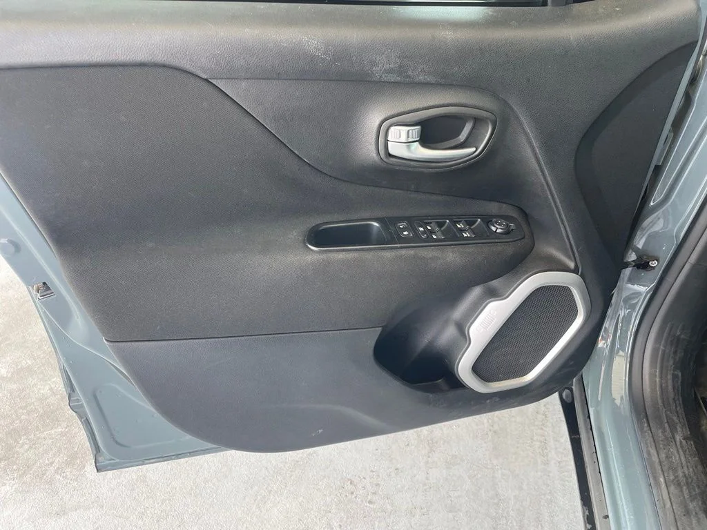 Used 2018 Gray Jeep Latitude image 9