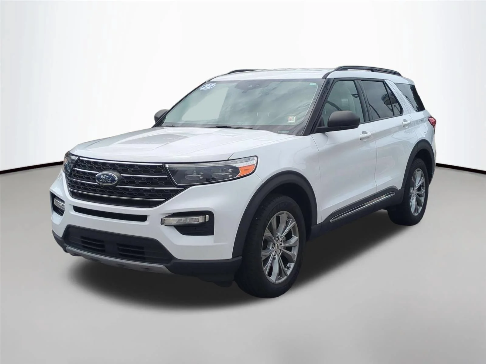 Used 2022 Oxford White Ford XLT image 1
