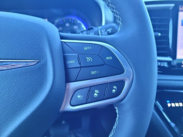 Used 2025 White Chrysler Select image 24