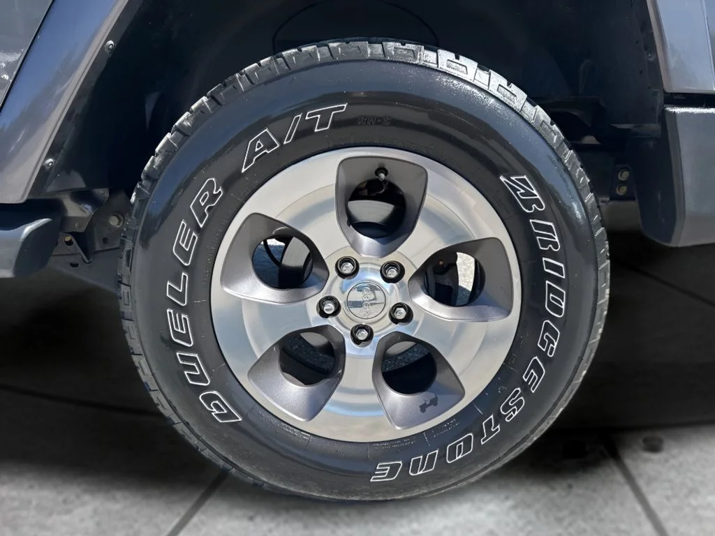 Used 2017 Gray Jeep Unlimited Sahara image 33