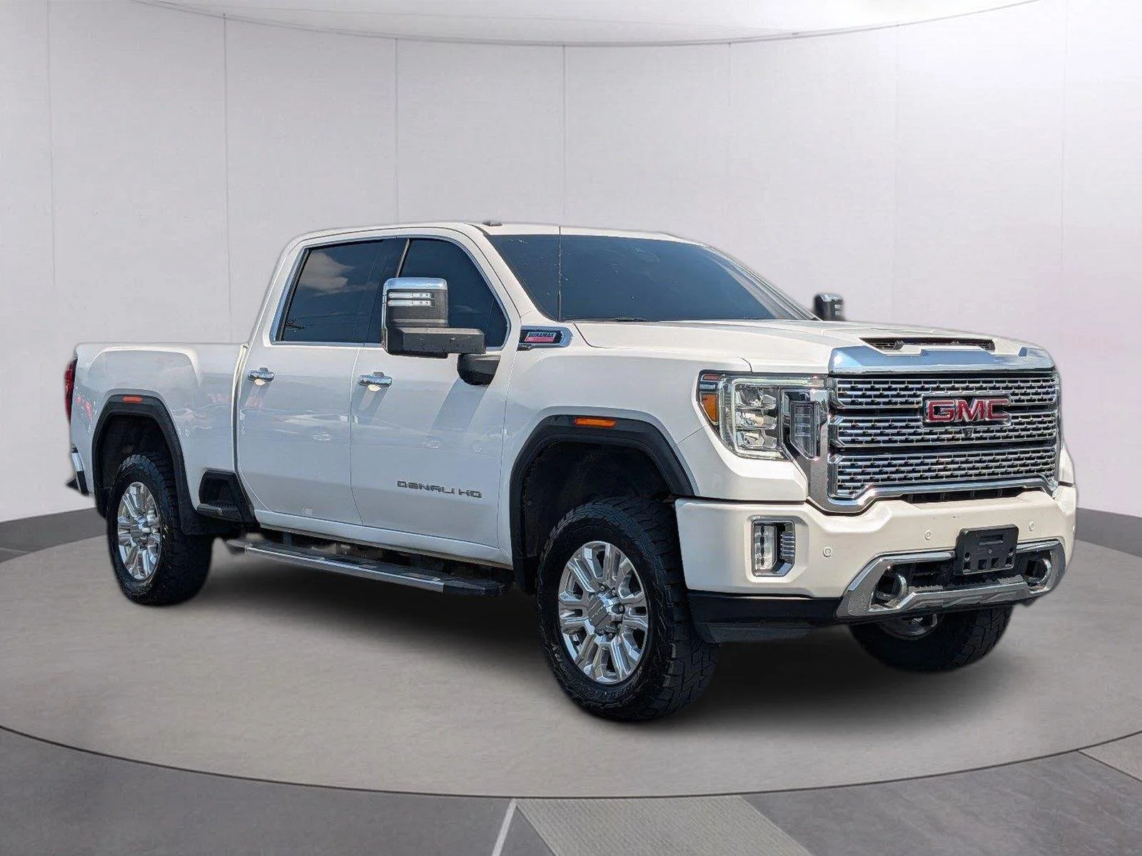 Used 2022 White Frost Tricoat GMC Denali image 8