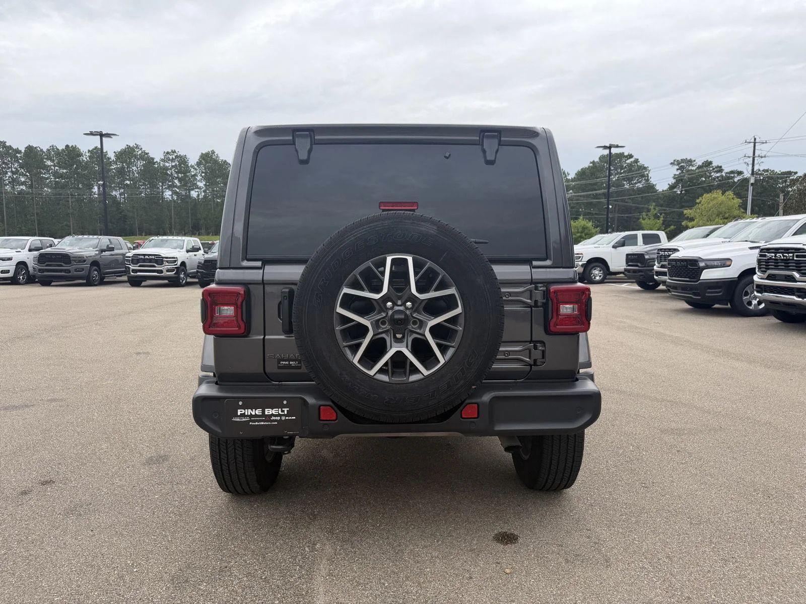 Used 2025 Granite Crystal Metallic Clearcoat Jeep Sahara image 5