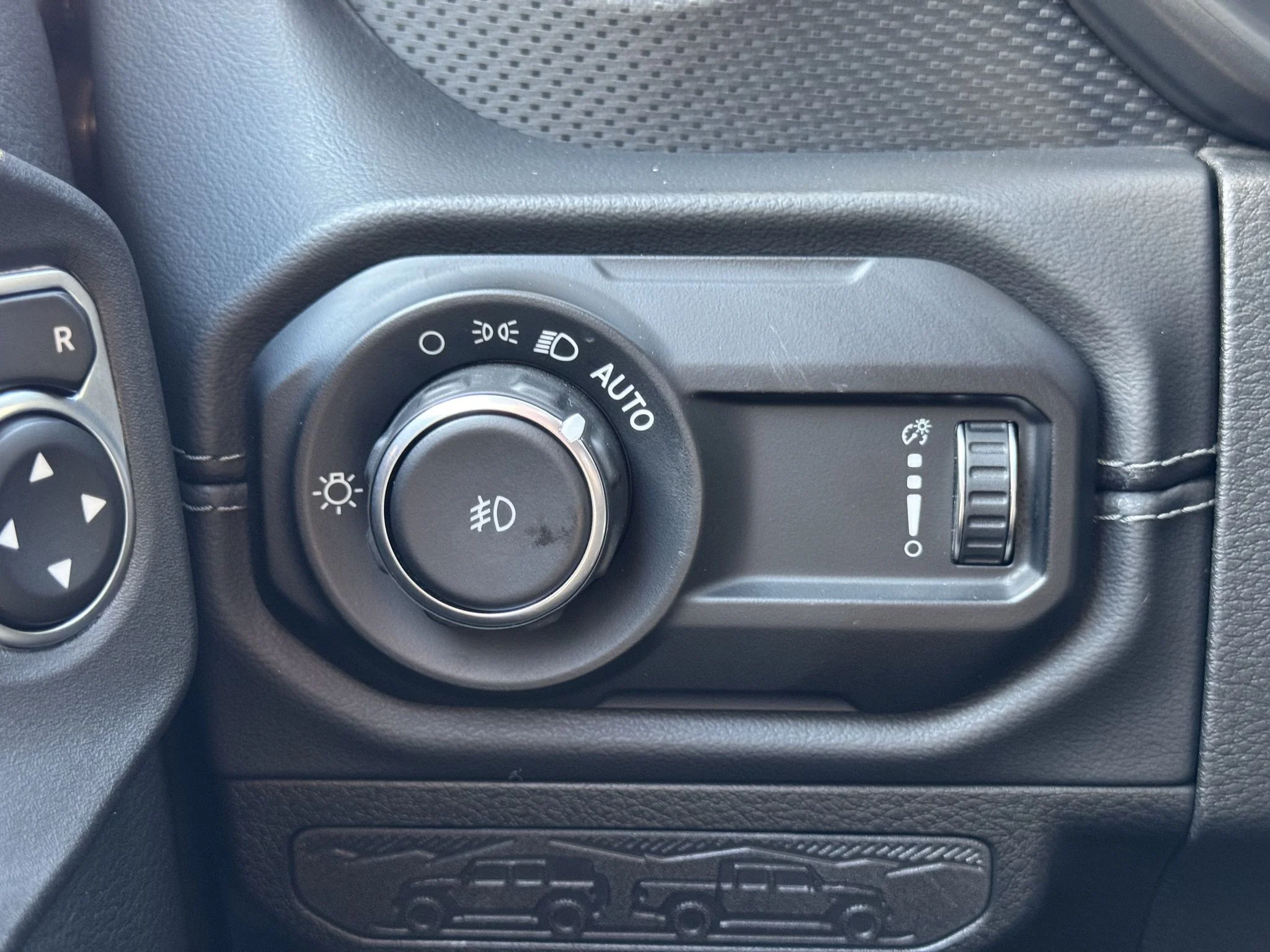 Used 2024 Silver Zynith Clearcoat Jeep Rubicon X image 31
