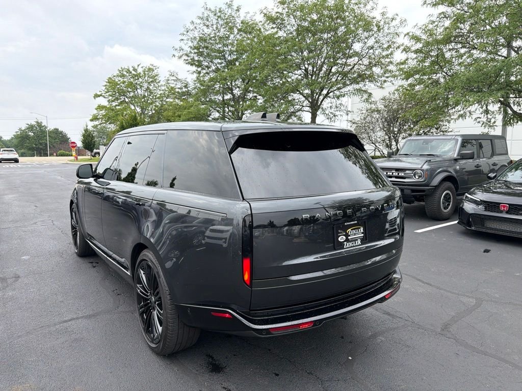 Used 2024 Gray Land Rover SE image 3