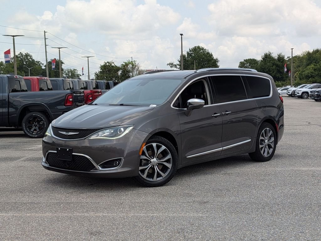 2017 Chrysler Pacifica Limited's photo