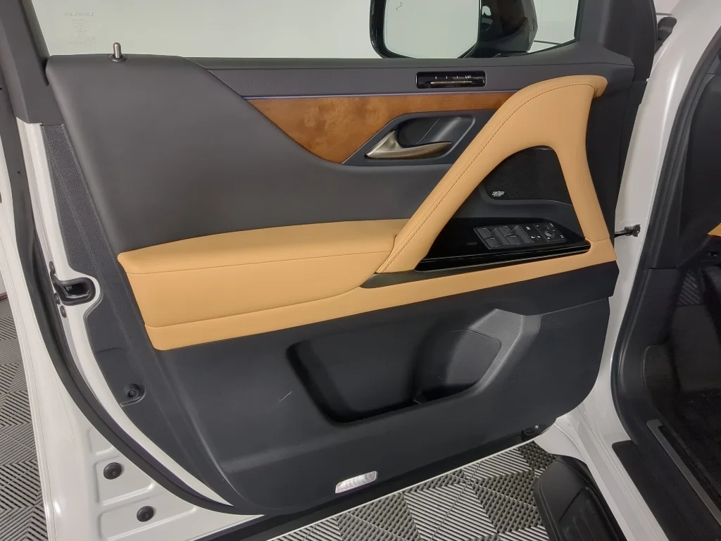 Used 2023 White Lexus Luxury image 11