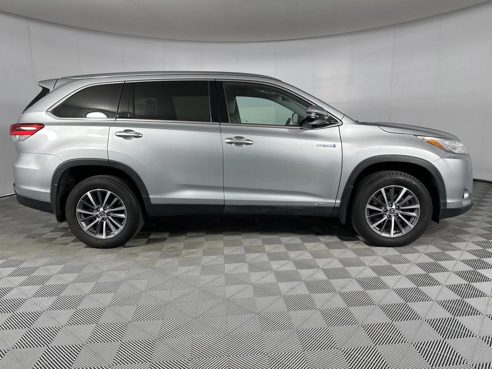 Used 2019 Celestial Silver Metallic Toyota XLE image 8
