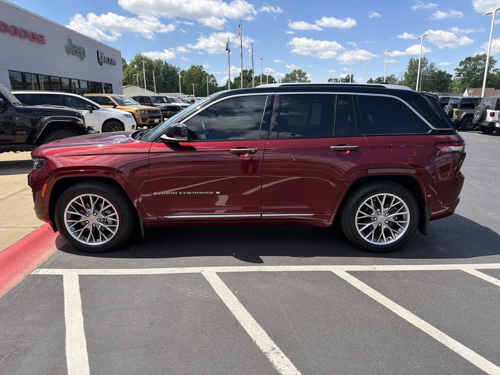 Used 2023 Velvet Red Pearlcoat Jeep Summit image 3