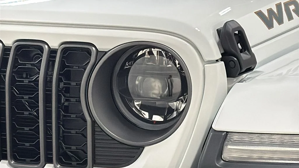 New 2026 Bright White Clear-Coat Exterior Paint Jeep Sport image 15