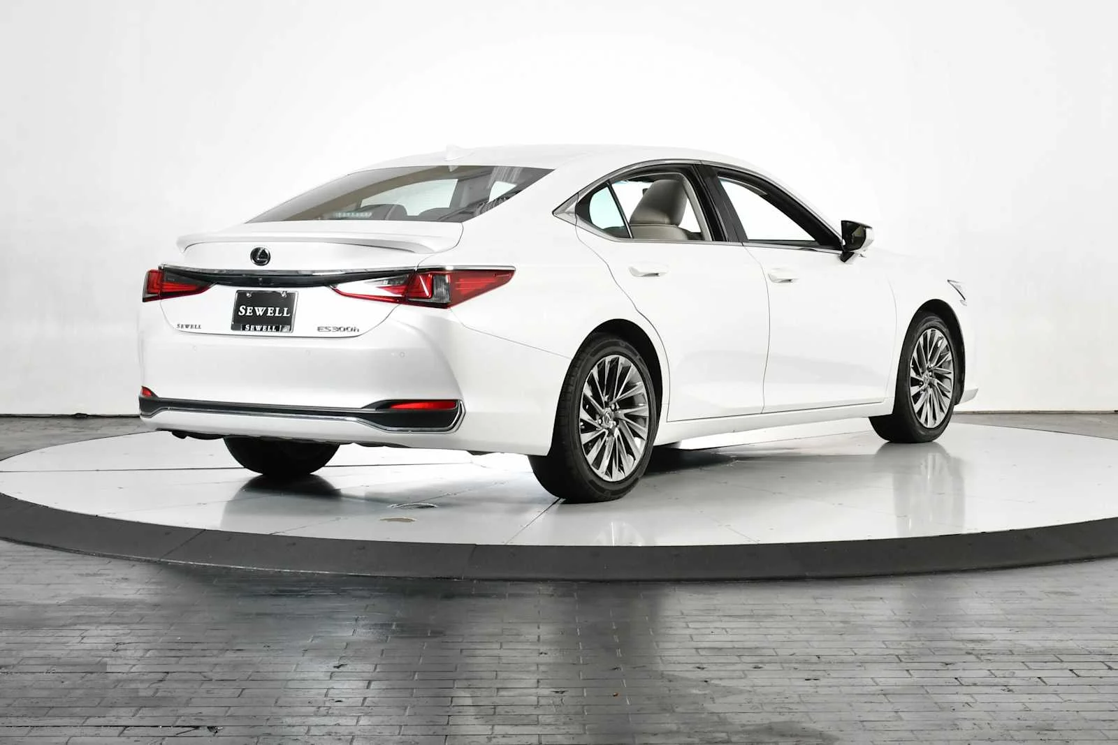 Used 2025 Eminent White Pearl Lexus Luxury image 5