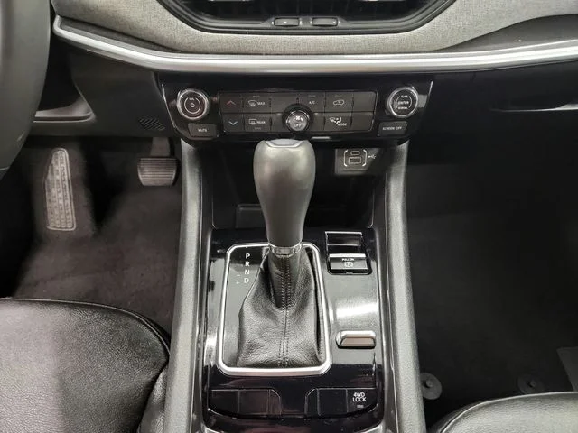 Used 2024 White Jeep Latitude image 25