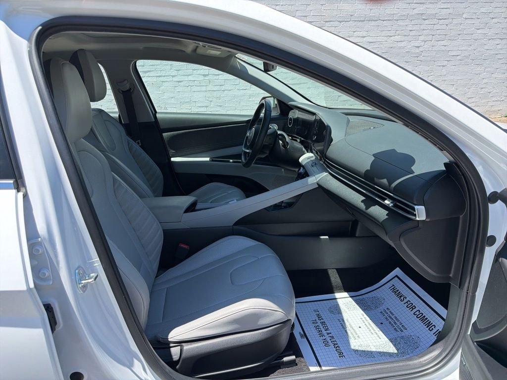 2025 Hyundai Elantra Limited - Photo 12