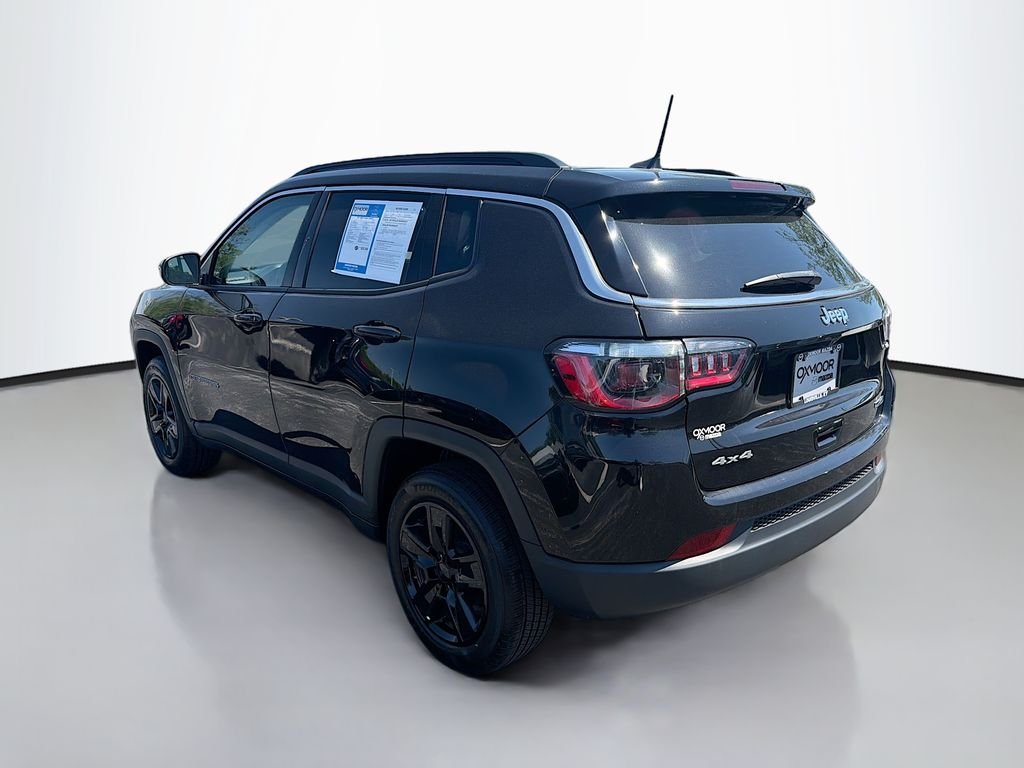 Used 2022 Diamond Black Crystal Pearlcoat Jeep Latitude image 4