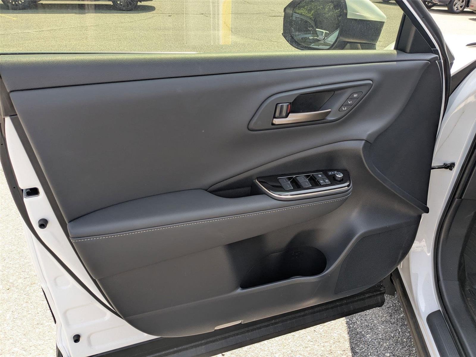 Used 2025 Oxygen White Toyota Platinum image 11