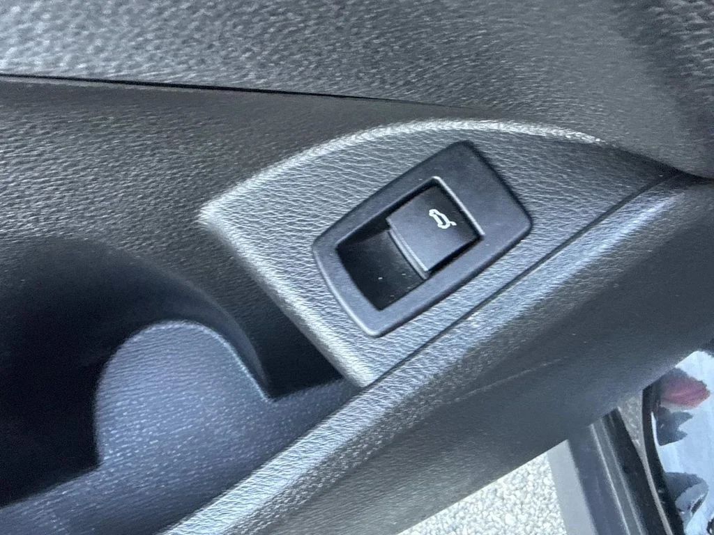 Used 2019 Black BMW sDrive28i image 25