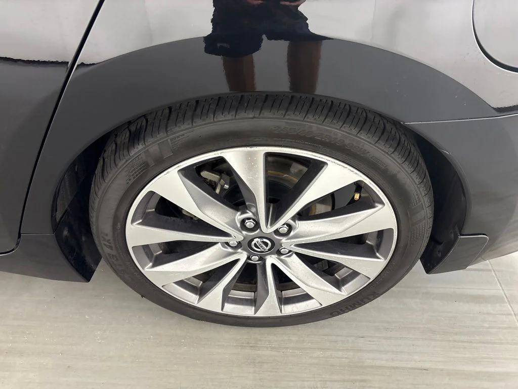 Used 2020 Black Nissan Platinum image 11