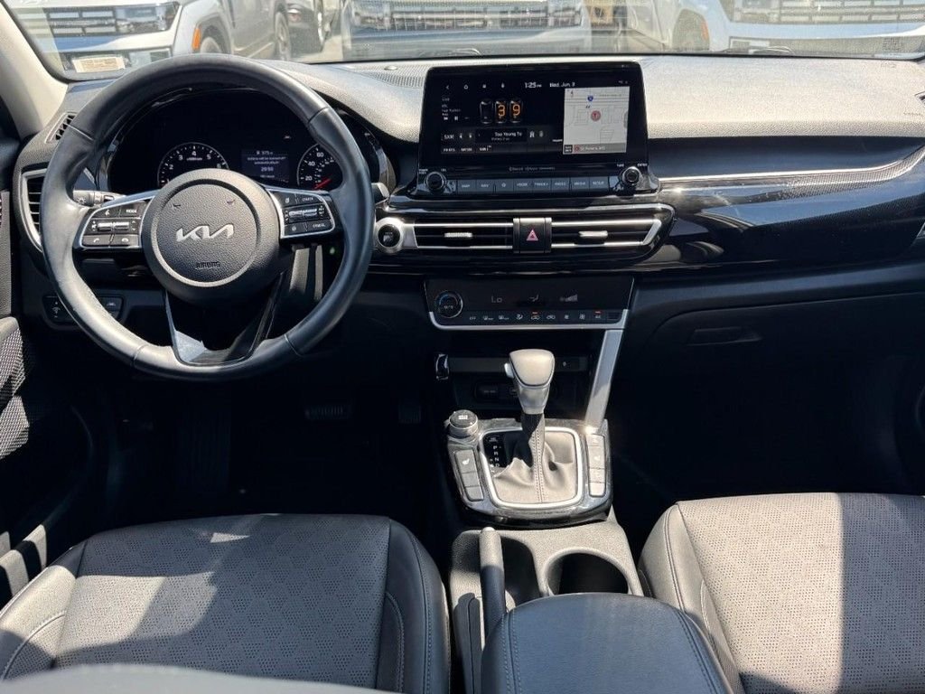 Used 2022 White Kia EX image 12