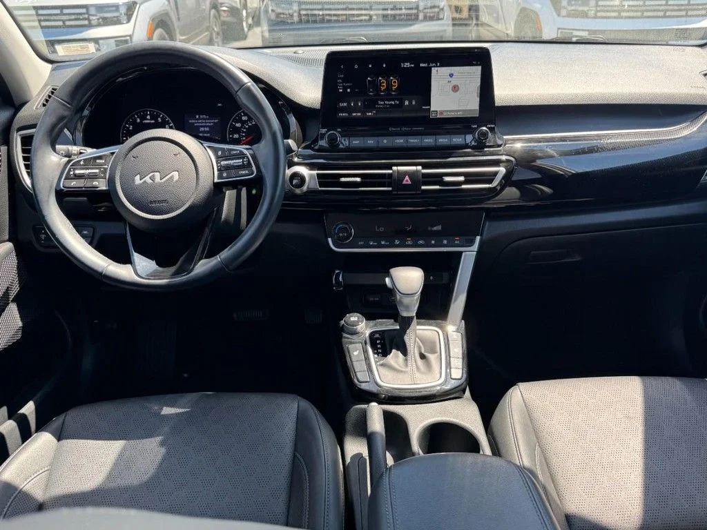 Used 2022 White Kia EX image 12