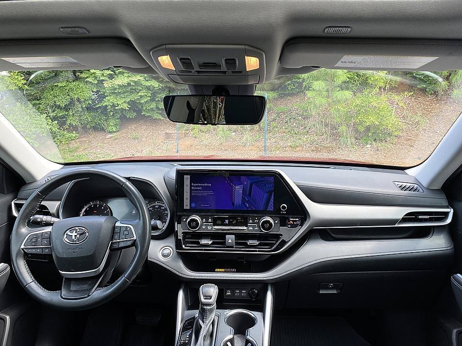 Used 2025 Ruby Flare Pearl Toyota XLE image 22