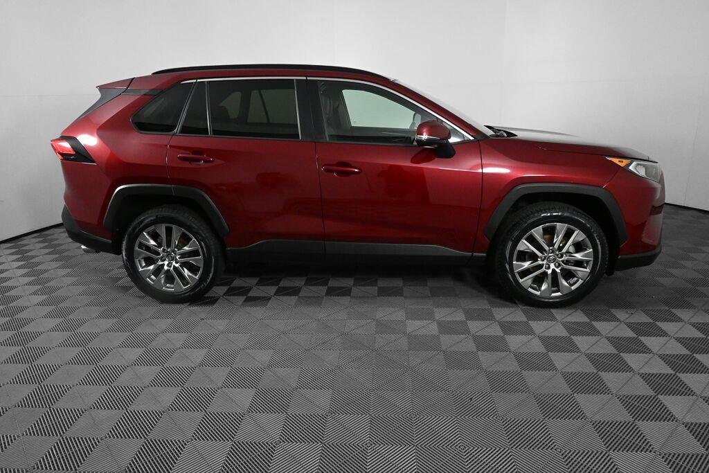 Used 2020 Ruby Flare Pearl TOYOTA XLE Premium image 25