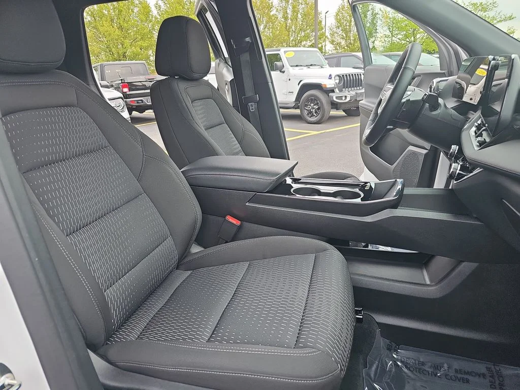 Used 2025 White Chevrolet LT image 10