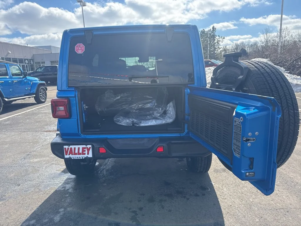 Used 2025 Blue Jeep Sahara image 43