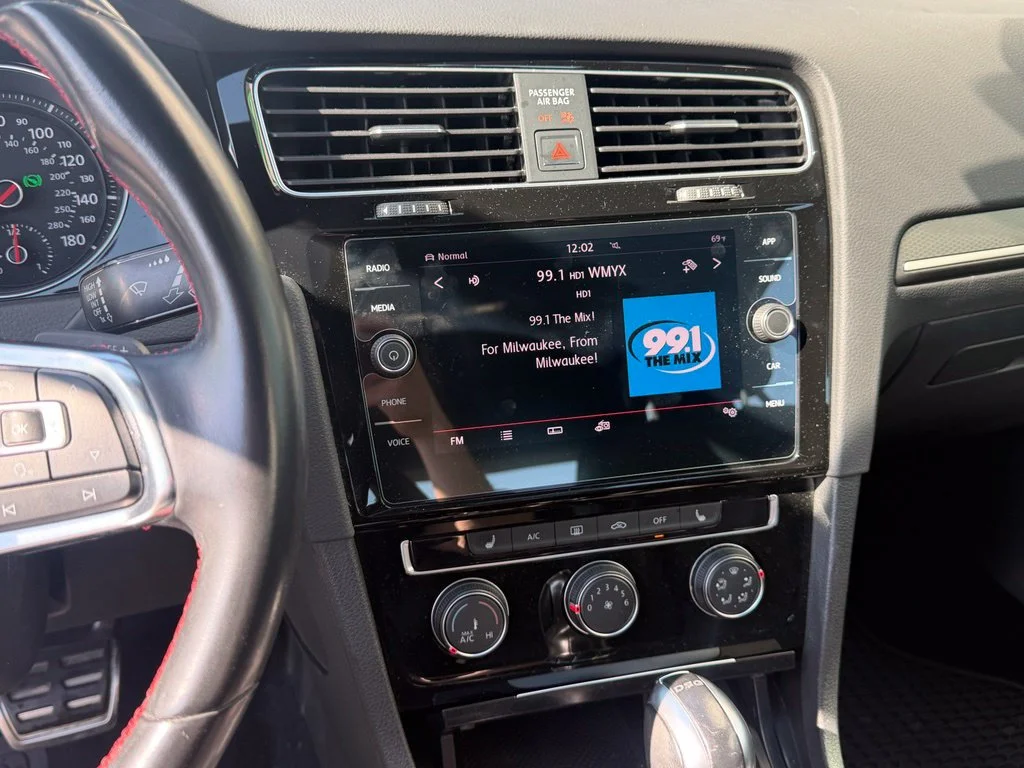 Used 2018 White Volkswagen 2.0T SE image 9