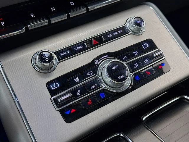 Used 2020 Blue Lincoln Reserve image 16