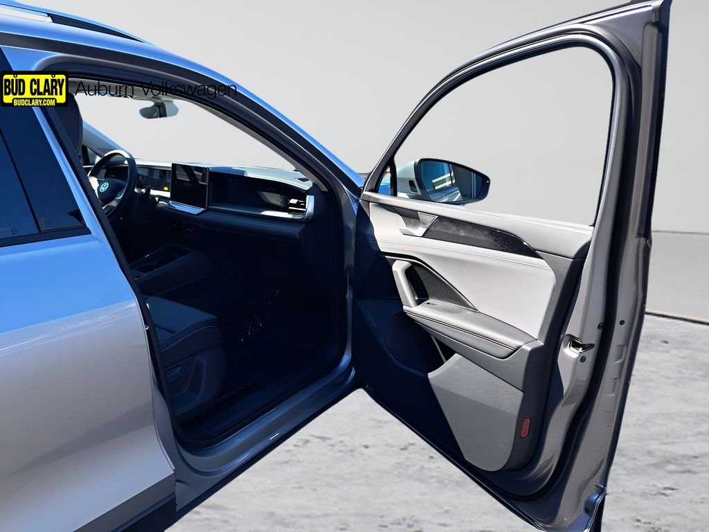 2025 Volkswagen Tiguan SE - Photo 18