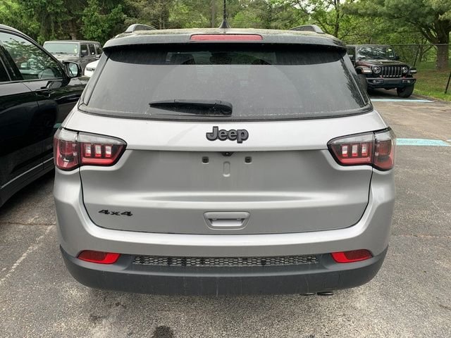 Used 2022 Silver Jeep Latitude image 5