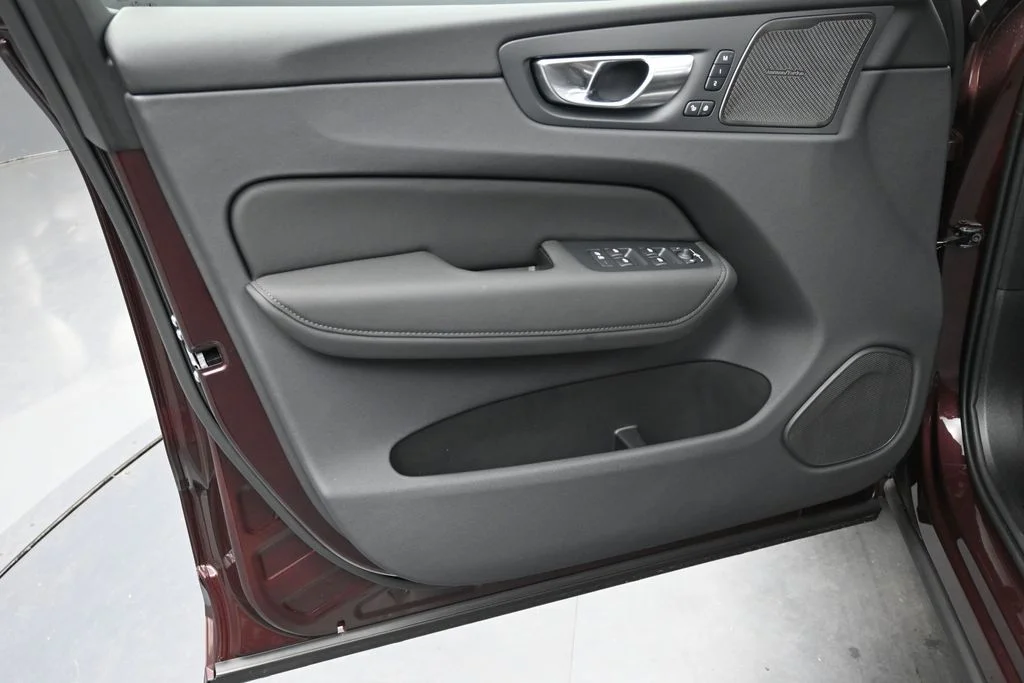 New 2026 Mulberry Red Volvo T8 Ultra image 9