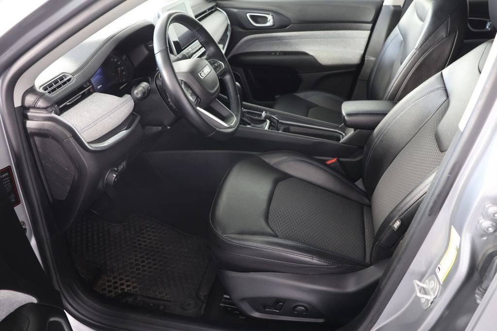 Used 2022 Silver Jeep Latitude image 19