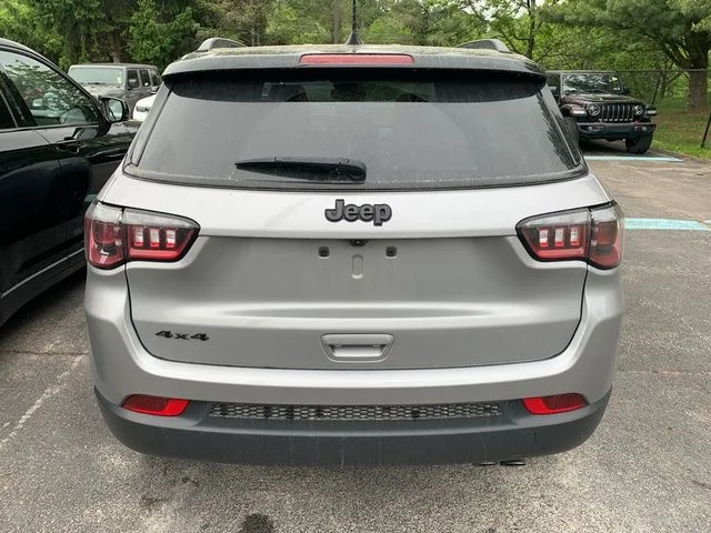 Certified Used 2022 Silver Jeep Latitude image 5