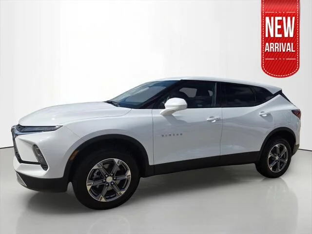 Used 2025 Summit White Chevrolet LT image 1