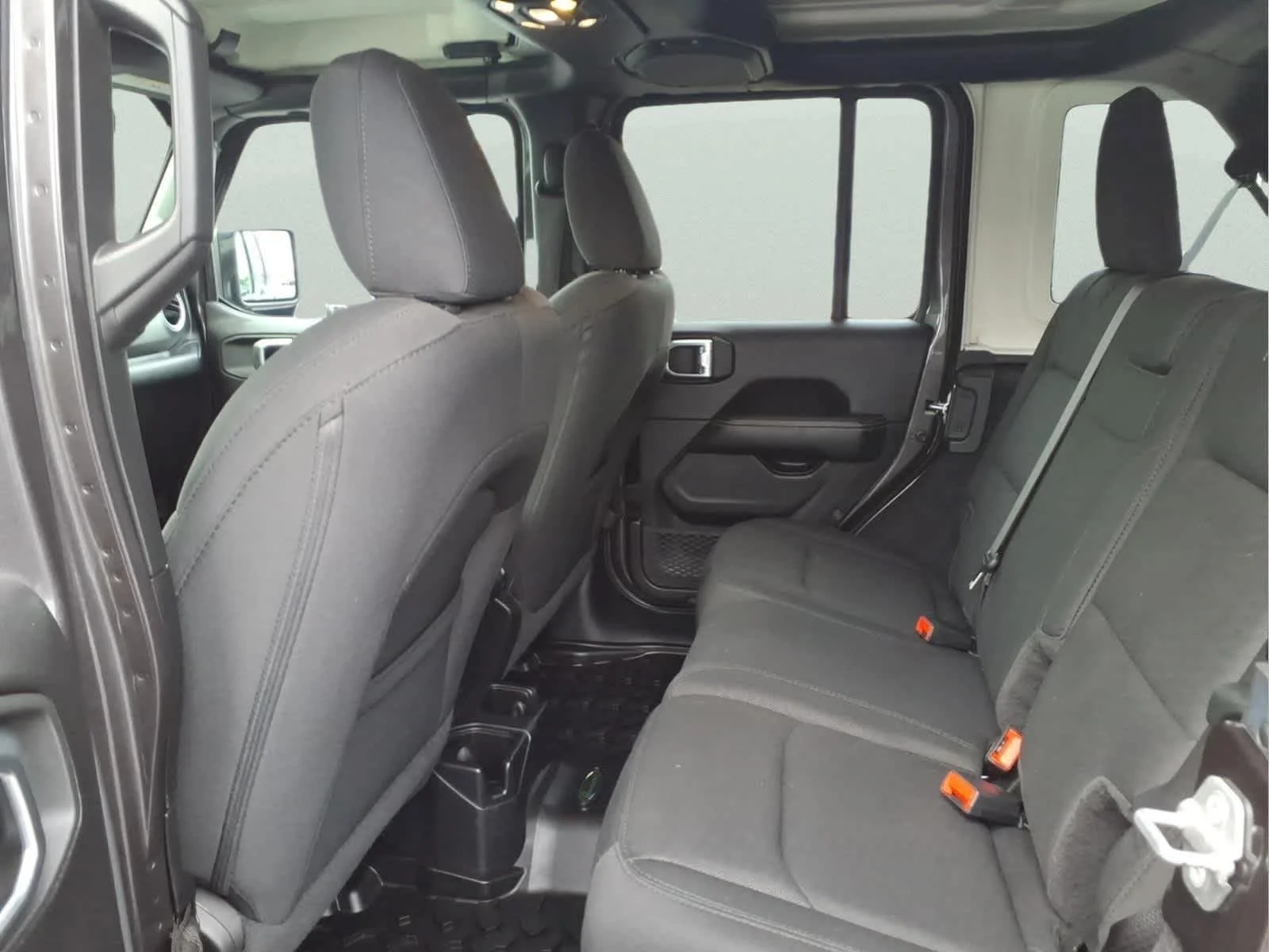 Used 2020 Granite Crystal Metallic Clearcoat Jeep Sahara image 12