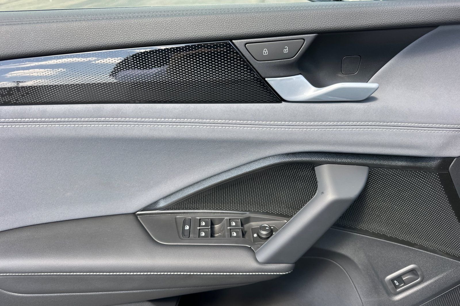 New 2026  Volkswagen 2.0T SE R-Line Black image 11