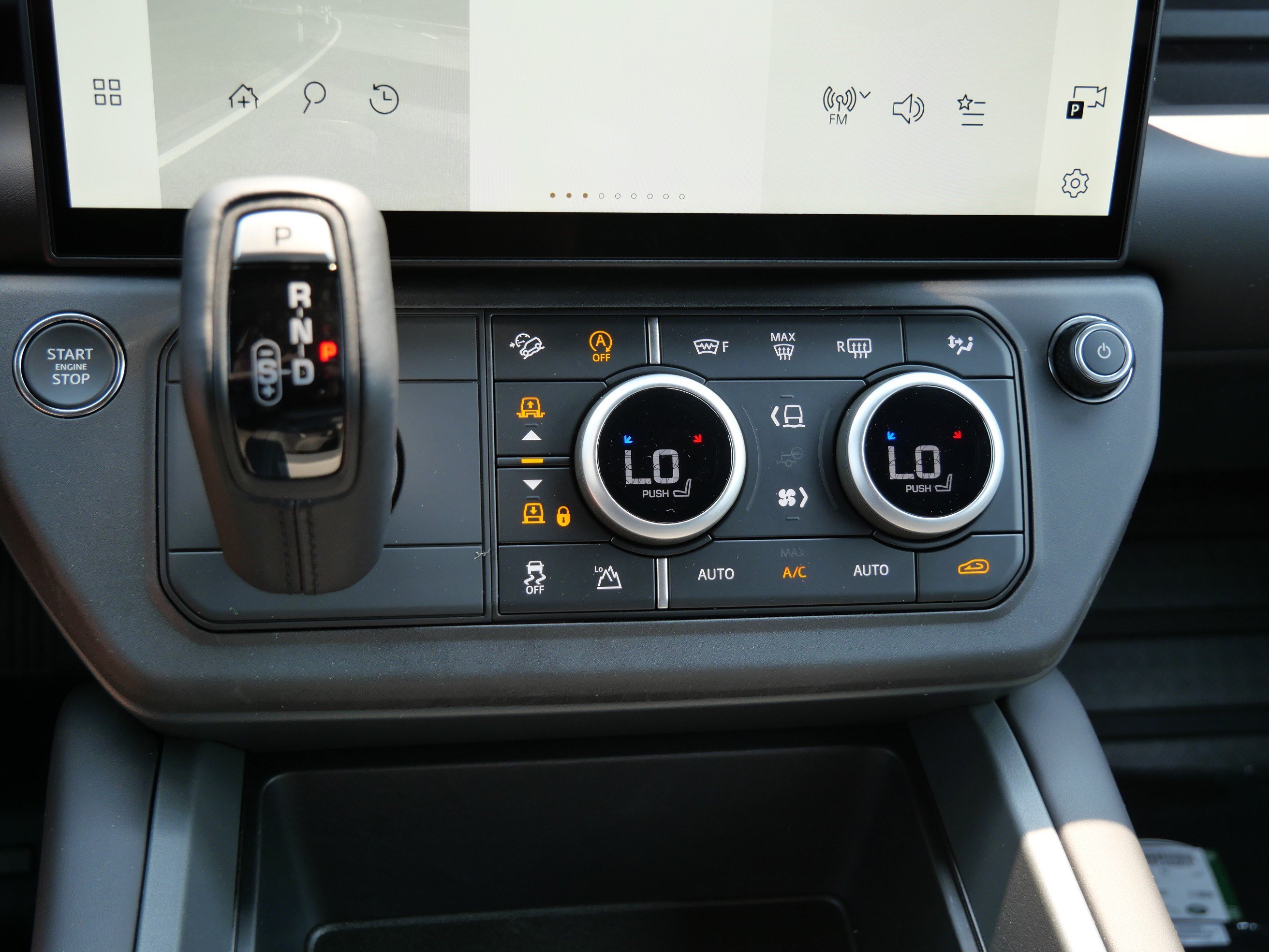 New 2026 Santorini Black Land Rover X-Dynamic SE image 7