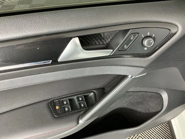 Used 2016  Volkswagen Autobahn image 13