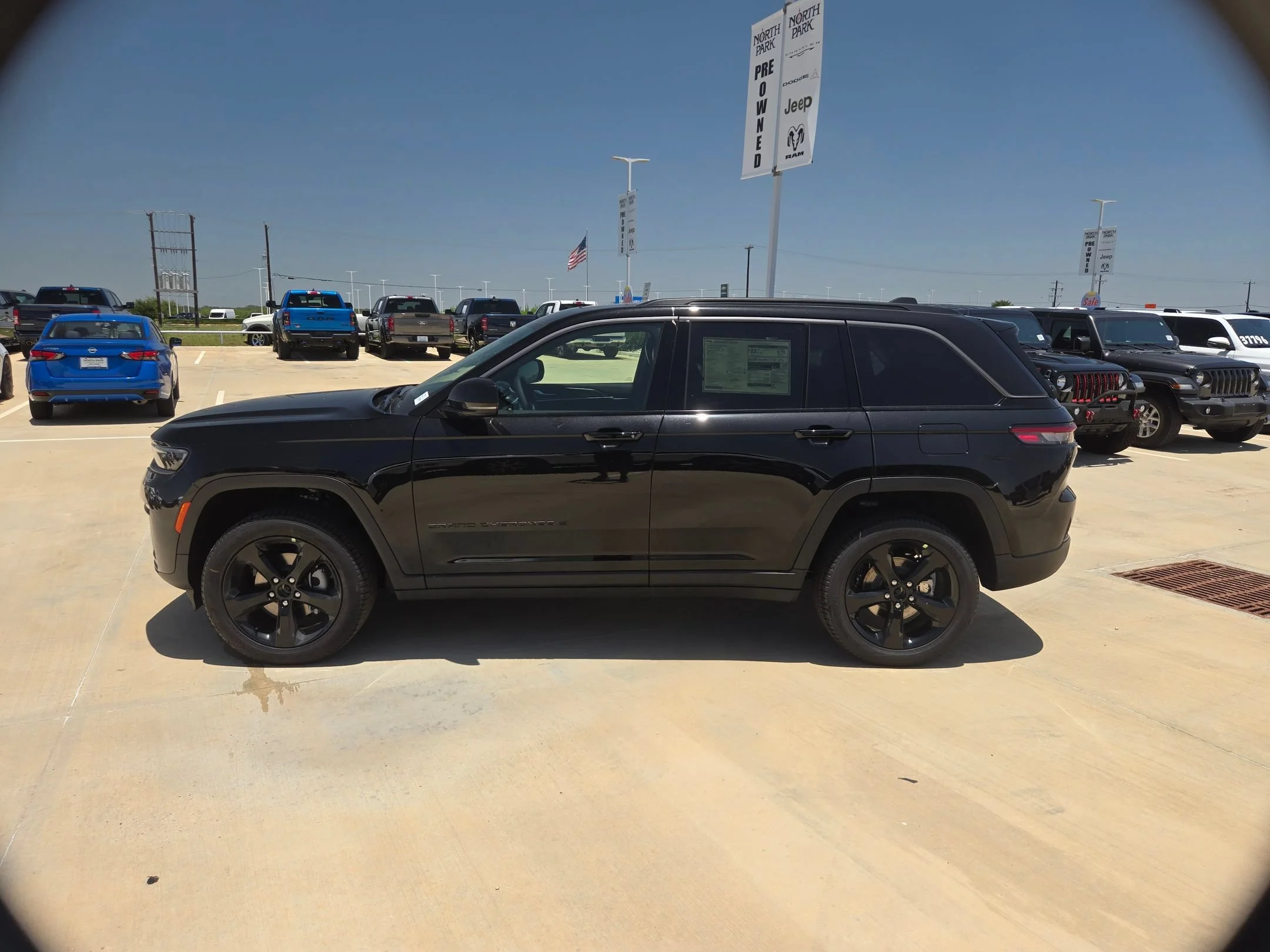 New 2026 Diamond Black Crystal Pearlcoat Jeep Limited image 6