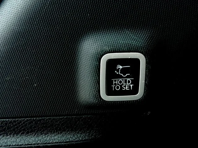 Used 2023 White/off-white Jeep Altitude X image 39