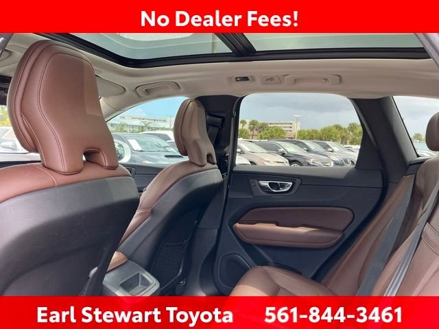 Used 2019 White Volvo T5 Momentum image 21