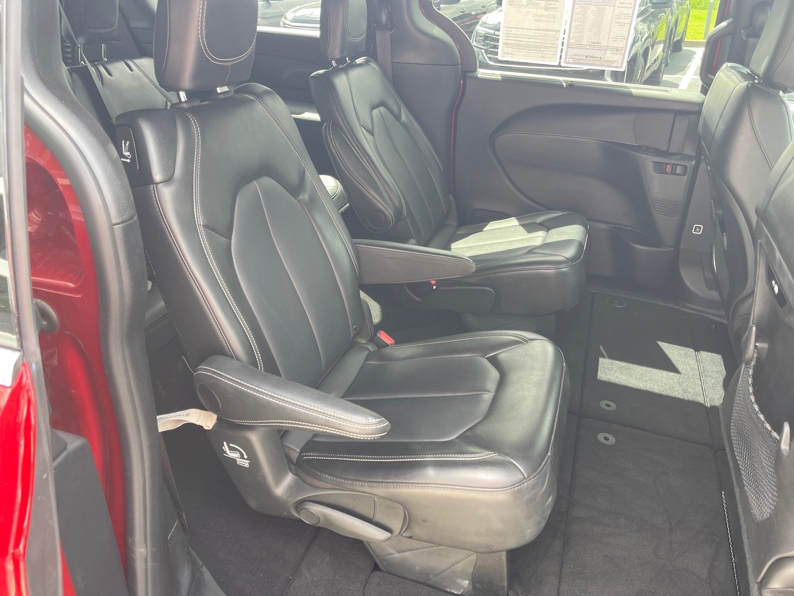 Used 2025 Red Hot Pearl Coat Chrysler Select image 16
