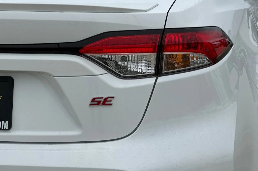 New 2027 Ice Cap Toyota  SE image 30